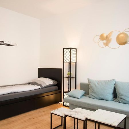 Schoene Ferienwohnung 78M2, 3 Schlafzimmer, 2 Baeder, Zentrumnah, 1Og Erfurt Esterno foto