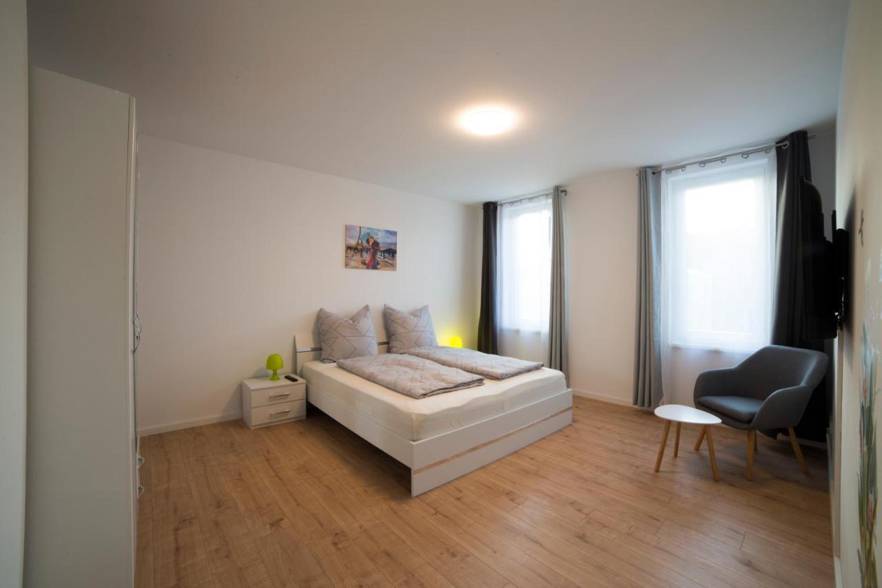 Schoene Ferienwohnung 78M2, 3 Schlafzimmer, 2 Baeder, Zentrumnah, 1Og Erfurt Esterno foto