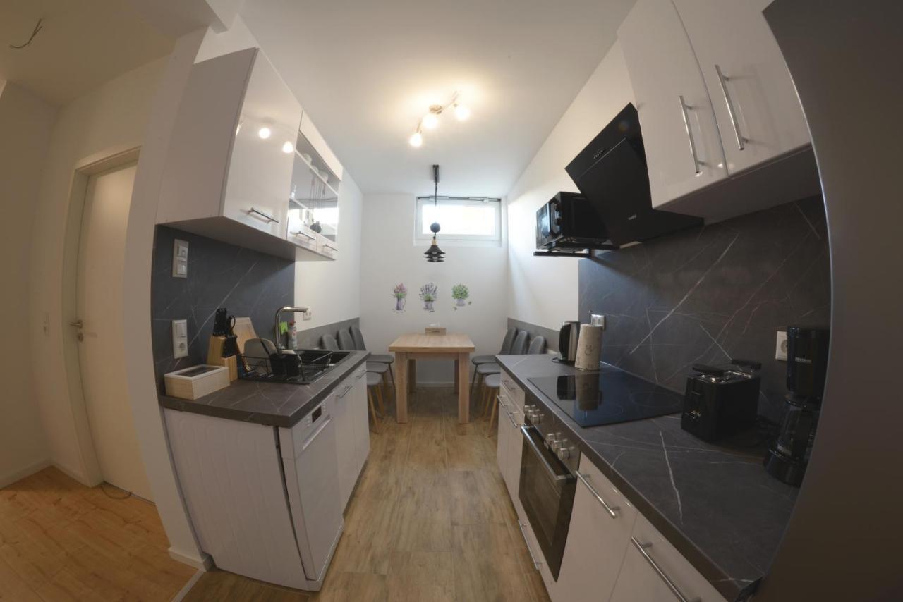 Schoene Ferienwohnung 78M2, 3 Schlafzimmer, 2 Baeder, Zentrumnah, 1Og Erfurt Esterno foto