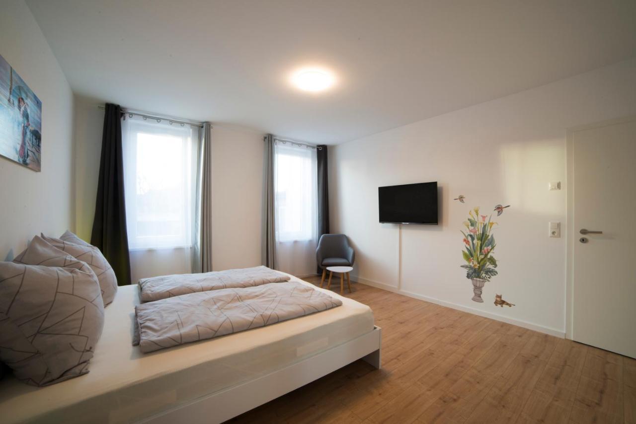 Schoene Ferienwohnung 78M2, 3 Schlafzimmer, 2 Baeder, Zentrumnah, 1Og Erfurt Esterno foto