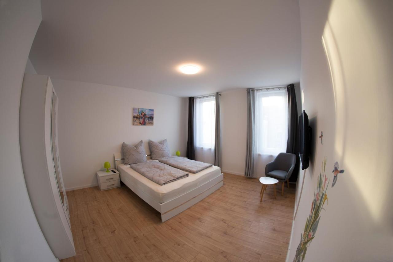 Schoene Ferienwohnung 78M2, 3 Schlafzimmer, 2 Baeder, Zentrumnah, 1Og Erfurt Esterno foto