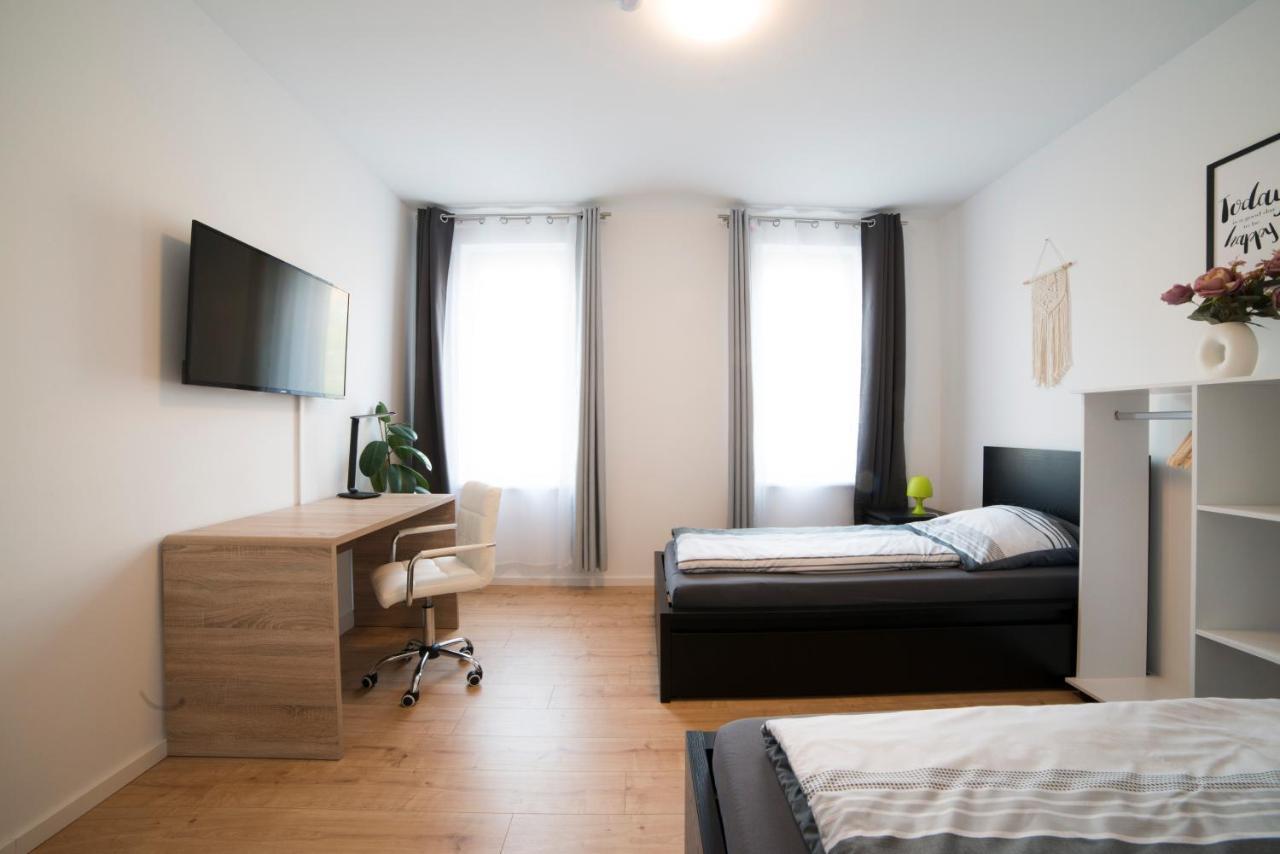 Schoene Ferienwohnung 78M2, 3 Schlafzimmer, 2 Baeder, Zentrumnah, 1Og Erfurt Esterno foto