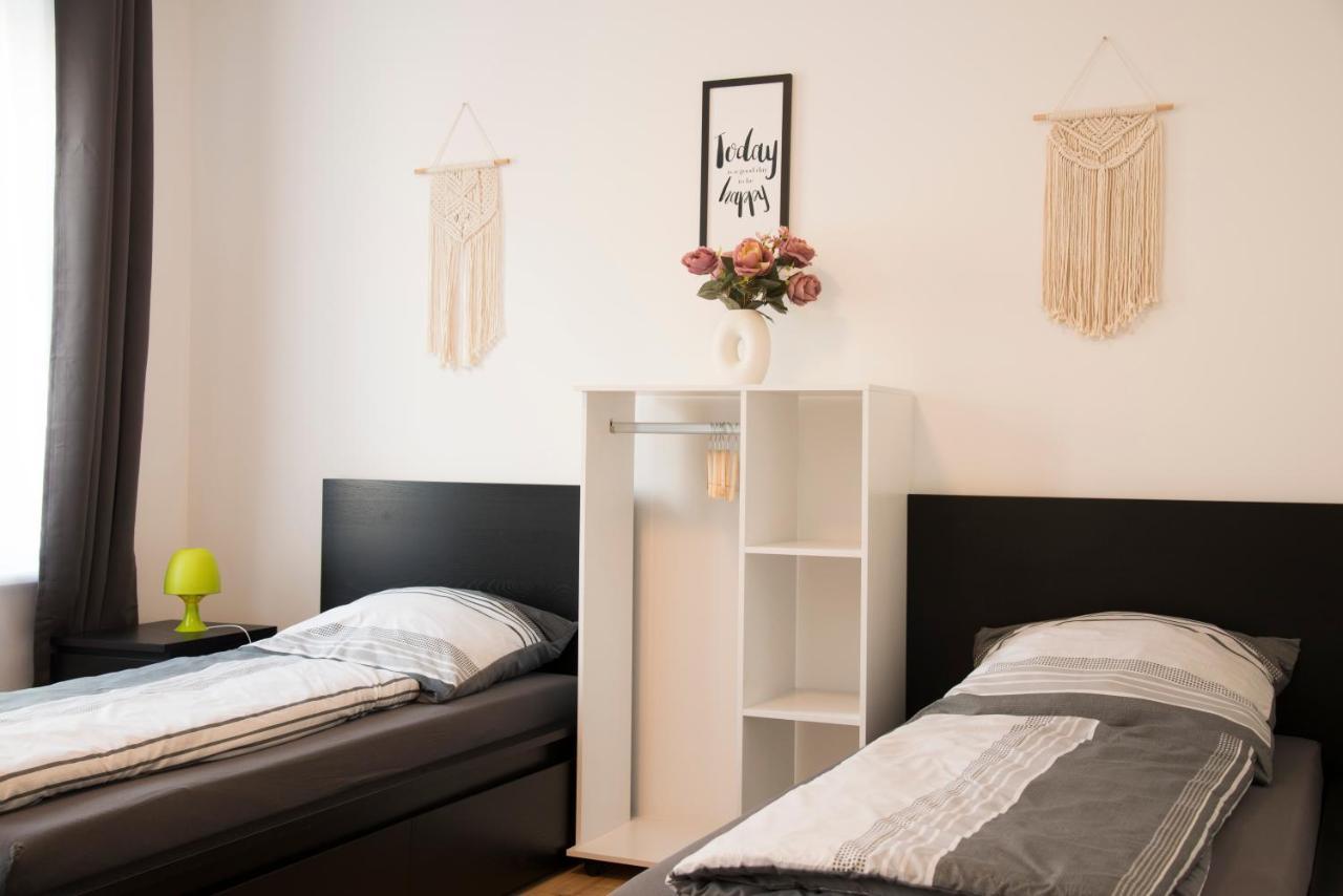 Schoene Ferienwohnung 78M2, 3 Schlafzimmer, 2 Baeder, Zentrumnah, 1Og Erfurt Esterno foto