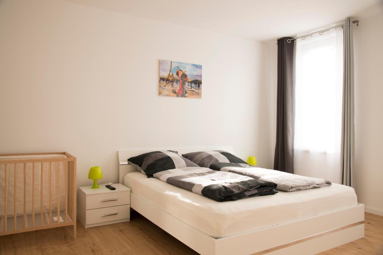 Schoene Ferienwohnung 78M2, 3 Schlafzimmer, 2 Baeder, Zentrumnah, 1Og Erfurt Esterno foto