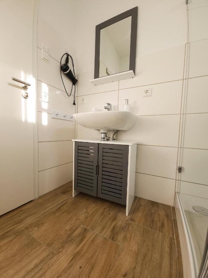 Schoene Ferienwohnung 78M2, 3 Schlafzimmer, 2 Baeder, Zentrumnah, 1Og Erfurt Esterno foto