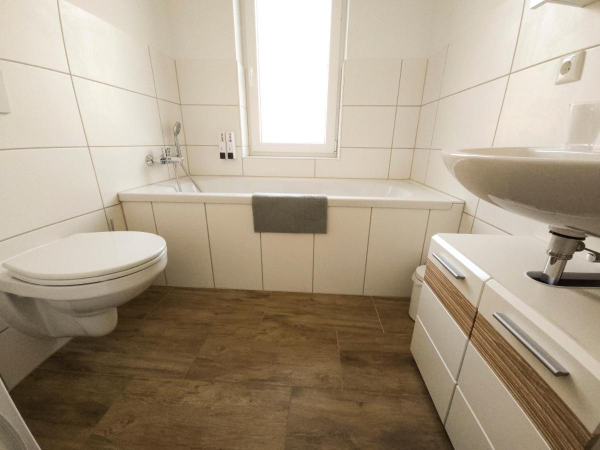 Schoene Ferienwohnung 78M2, 3 Schlafzimmer, 2 Baeder, Zentrumnah, 1Og Erfurt Esterno foto
