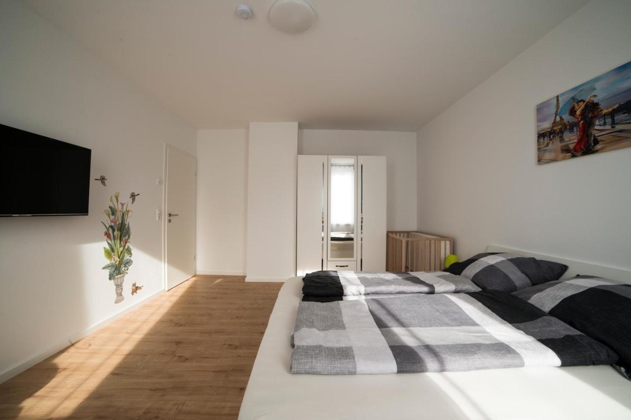 Schoene Ferienwohnung 78M2, 3 Schlafzimmer, 2 Baeder, Zentrumnah, 1Og Erfurt Esterno foto