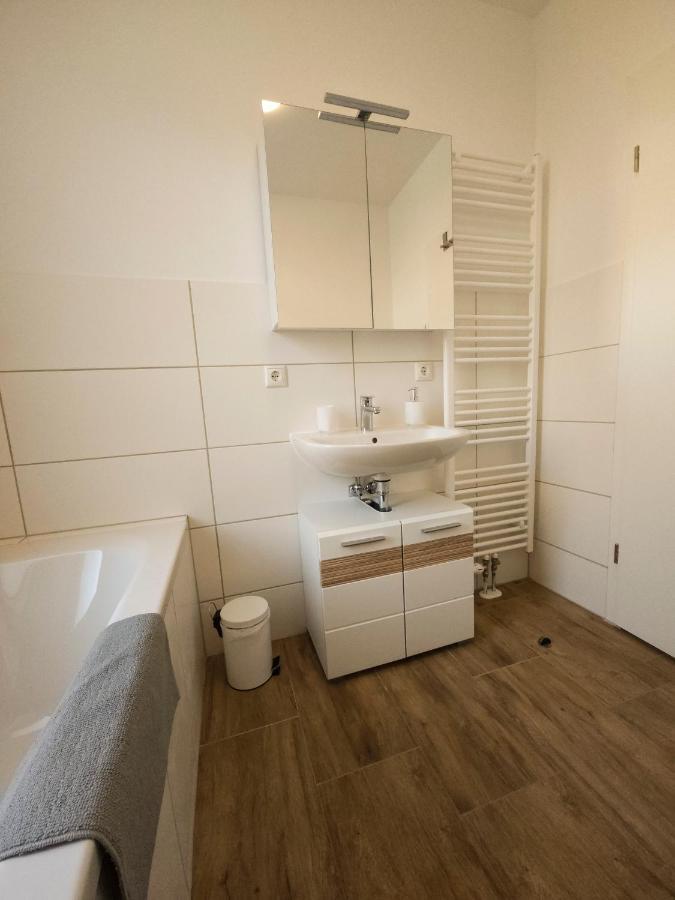 Schoene Ferienwohnung 78M2, 3 Schlafzimmer, 2 Baeder, Zentrumnah, 1Og Erfurt Esterno foto