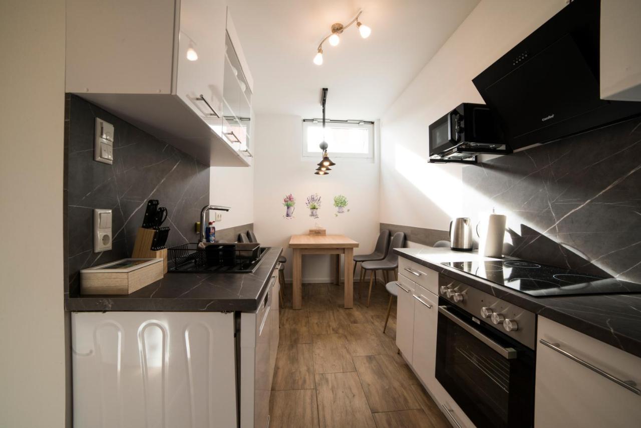 Schoene Ferienwohnung 78M2, 3 Schlafzimmer, 2 Baeder, Zentrumnah, 1Og Erfurt Esterno foto