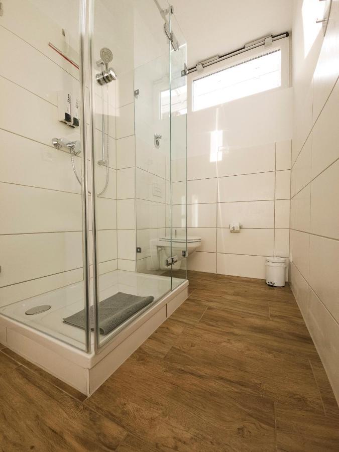 Schoene Ferienwohnung 78M2, 3 Schlafzimmer, 2 Baeder, Zentrumnah, 1Og Erfurt Esterno foto
