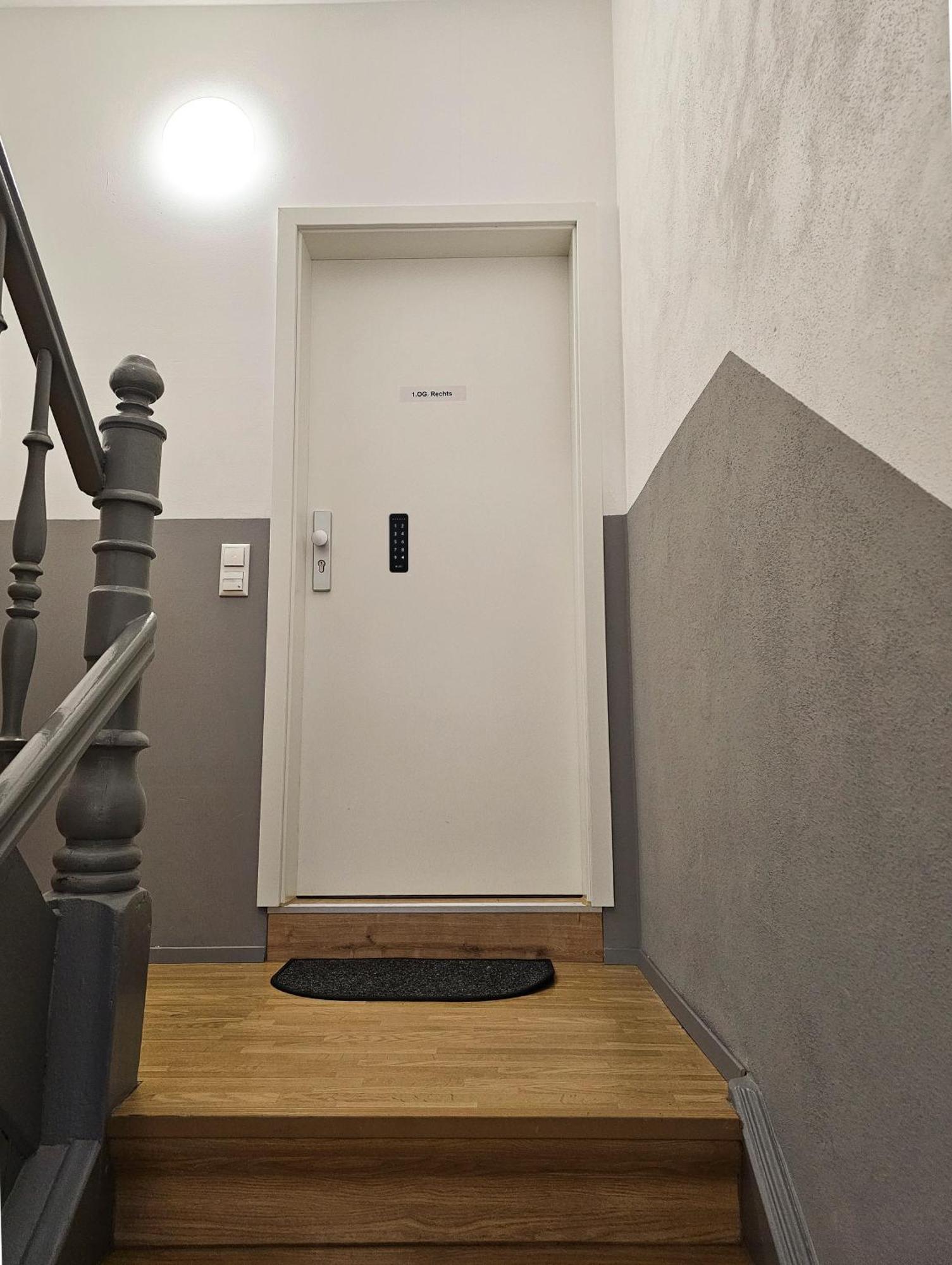 Schoene Ferienwohnung 78M2, 3 Schlafzimmer, 2 Baeder, Zentrumnah, 1Og Erfurt Esterno foto